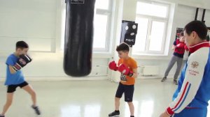 Тренировка по боксу для детей. Отработка ударов по мешку