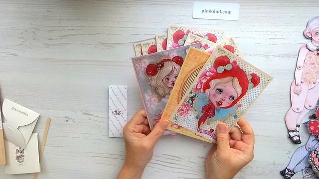 Бумажные крошки: бумажные куклы с нарядами и аксессуарами на подставке. смотреть онлайн