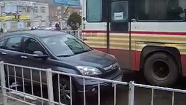 Батайск Кирова 1 у входа в объект