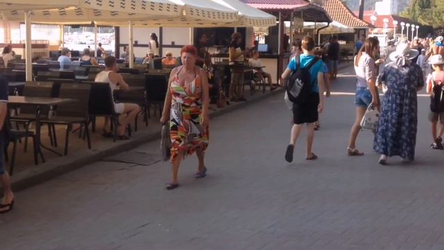 Геленджик набережная. Уличные музыканты смотреть онлайн