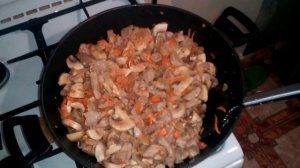 ТУШЁНАЯ СВИНИНА С ГРИБАМИ В ТОМАТНО-ГОРЧИЧНОМ СОУСЕ.