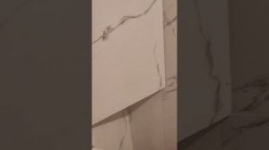 Полка в сан узел из керамогранита. Пожалуй идеальный вариант примыкания ванной к плитки.