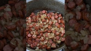 Подлива с колбасками к картошке.