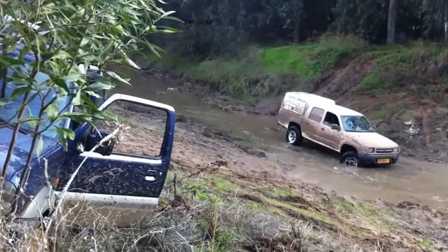 Попытка на джипах пересечь говно речку! смотреть онлайн