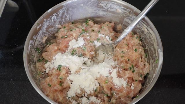 СОЧНЫЕ КУРИНЫЕ КОТЛЕТЫ. Рубленые куриные котлеты // Как приготовить котлеты из куриного филе? смотреть онлайн