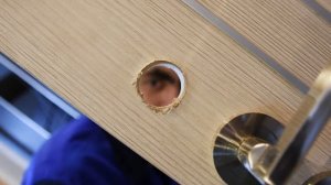 Установка светового индикатора на дверь в туалет или ванную своими руками легко и просто