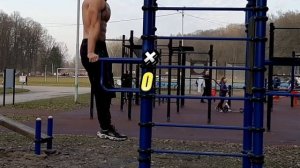 Отжимание на брусьях собственный вес с фиксацией внизу,отжимание на брусьях с негативным опусканием