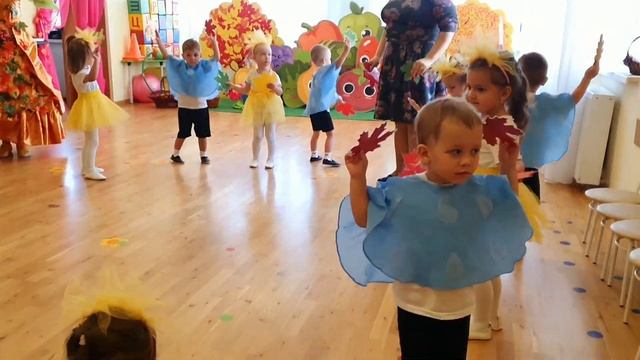 "Пляска с листочками" в младшей группе смотреть онлайн