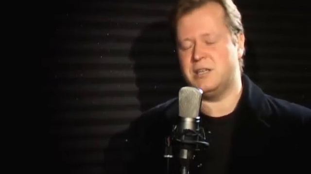 Человек у микрофона смотреть онлайн