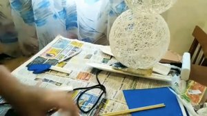 Новогодняя поделка, снеговик из ниток и шаров