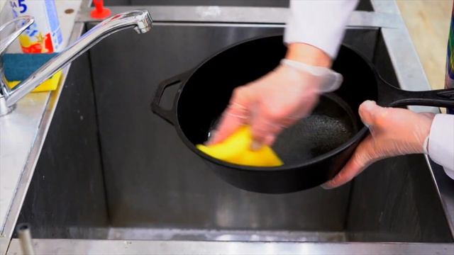 Как ухаживать за чугунной посудой? смотреть онлайн
