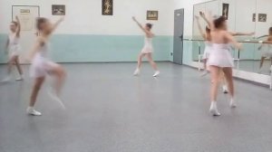 Мы маленькие дети нам хочется гулять!!