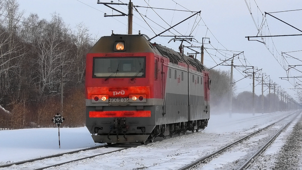 «Пробегающие косули» и 2ЭС6-035 «Синара» с приветливой бригадой следует резервом через о.п. Шутка