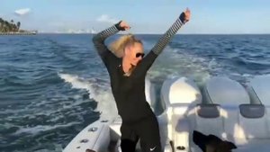 Anna Kournikova Dancings on El Baño | New Single by Enrique Iglesias