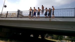 прыжок с моста в воду