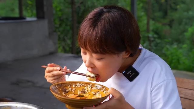 秋妹整了條大鰱魚弄個酸菜魚吃，魚片滑嫩湯汁鮮美，開胃爽口好下飯哦！【颜美食】