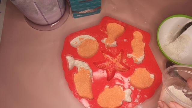 Яркие Бомбочки для ванны .Как сделать бомбочки для ванны без спецформ.Ингридиенты для бомбочек смотреть онлайн