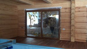 Раздвижные двери с витражами. Параллельно-сдвижная дверь Patio Life от компании СЛАВЯНСКИЕ ОКНА.