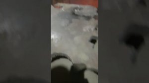 сварщик ,газорезчик профессионал вырезает флянцы из толстого металла