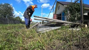 будни в деревне . обновил забор.