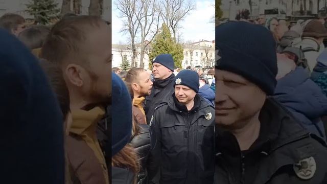 Каменц-Подольск Хмельницкой области. Протестующий срывает громкоговоритель со столба