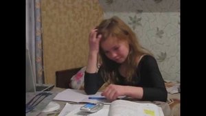 Девочка делает уроки в 4-ом классе