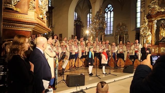 Koncert w Bazylice Maryjnej ukraińskich bandurzystów, hymn polski i ukraiński śpiewany przez dzieci смотреть онлайн