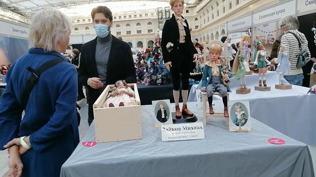 Выставка кукол ручной работы в Гостином дворе  в Москве.