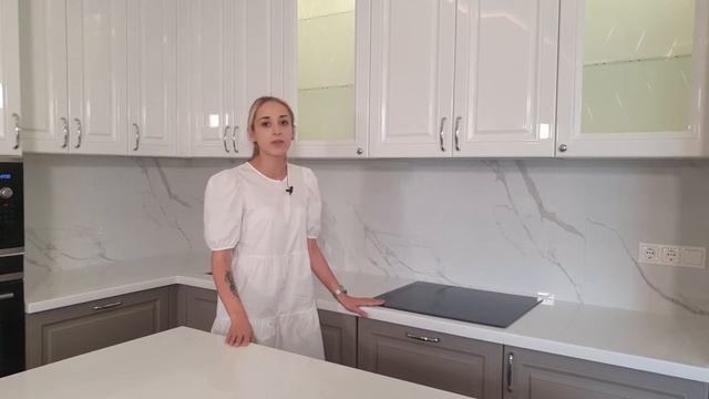 Элегантная кухня с островом в частном доме цвета капучино. Смотреть обзор. смотреть онлайн