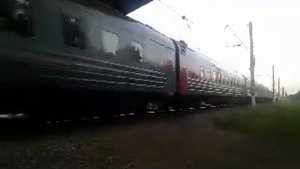 Электровоз тащит 12 пассажирских вагонов