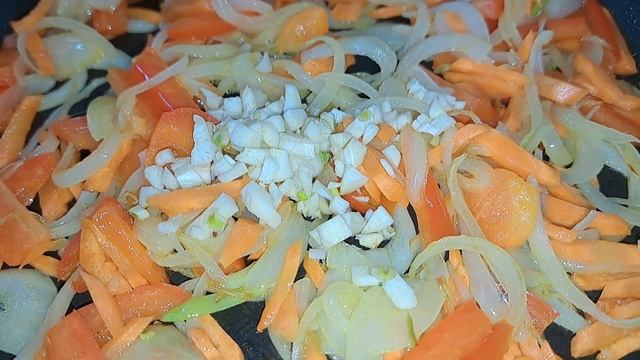 Рассыпчатый рис басмати с мидиями и овощами смотреть онлайн