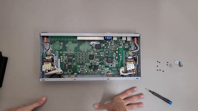 Taking a look inside the Dell KVM 2162DS #teardown смотреть онлайн