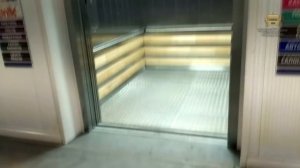 Огромные лифты без кнопок приказов в кабине