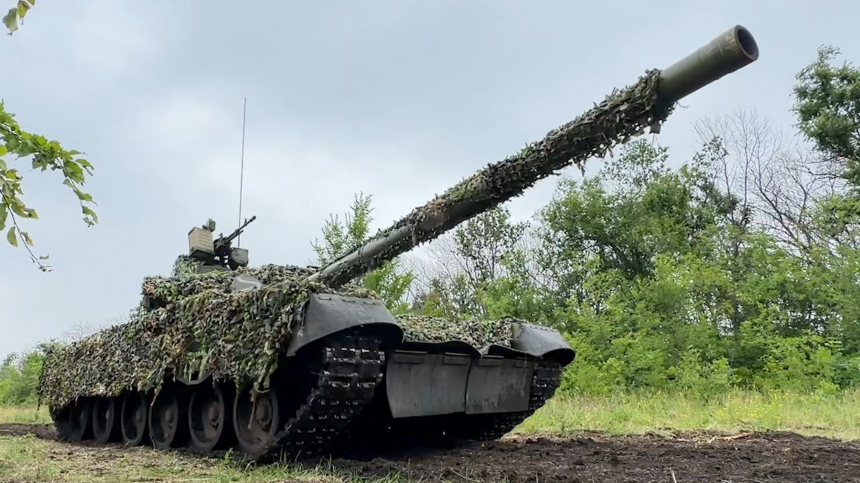 Российские Т-80БВ и Су-25 уничтожают технику ВСУ: лучшее видео из зоны СВО за день