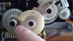 Ремонт видеомагнитофона ВМЦ-8220(часть 1- как правильно выставить шестерёнки на кассетоприемнике.)