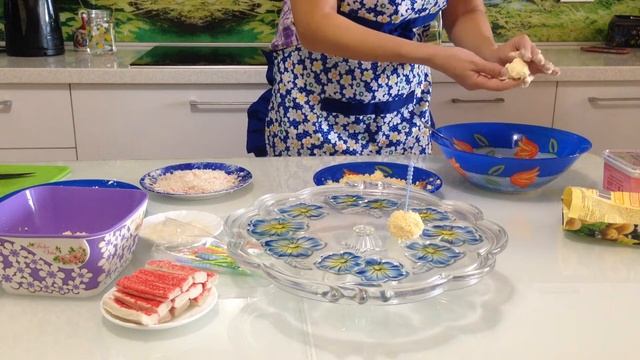 Закуска Рафаэлло из крабовых палочек кокосовой стружки.