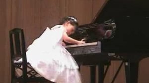 Маленькая пианистка играет Моцарта..