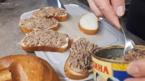 Вкусные  сочные горячие бутерброды из рыбных консерв.