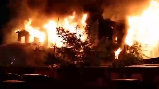 В Харькове пылает здание военкомата — пожарные не могут справиться с огнем. смотреть онлайн