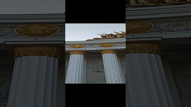 ДОМ ДРУЖБЫ НАРОДОВ СССР. НА ФАСАДЕ 16 ГЕРБОВ СОЮЗНЫХ РЕСПУБЛИК