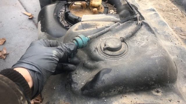 How To Remove a Fuel Tank on a 2006 Mercedes Sprinter T1N, and How to replace A Fuel Pump on T1N смотреть онлайн