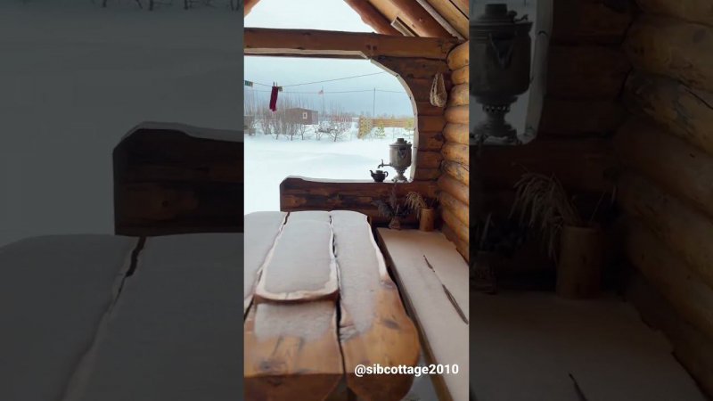 Как вам такая уютная рубленная беседка на берегу небольшого озера? Т