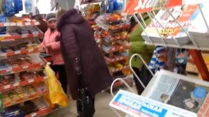 ЧОКНУТАЯ БАБКА В МАГАЗИНЕ МАГНИТЕ