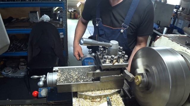 Токарка. Подрезаю опору для стола из Леруа Мерлен. смотреть онлайн