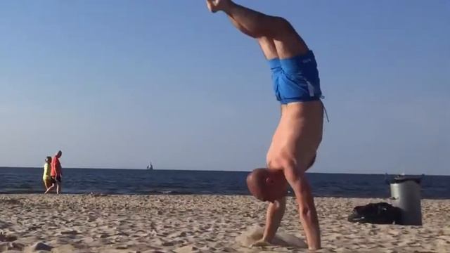 кувырки на пляже