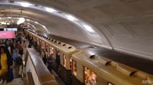 Ретро-поезд "Сокольники" на станции "Библиотека им. Ленина"