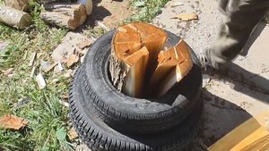 Колка дров с помощью автомобильной покрышки! #дрова #деревня #лайфхак