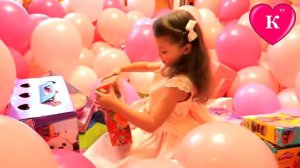 Смотрите ДЕНЬ РОЖДЕНИЯ КРИСТИНЫ МНОГО ПОДАРКОВ  ИЩЕМ СЮРПРИЗЫ В ШАРИКАХ  ОТКРЫВАЕМ ПОДАРКИ обзор