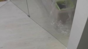 Раздвижная межкомнатная перегородка из прозрачного стекла.