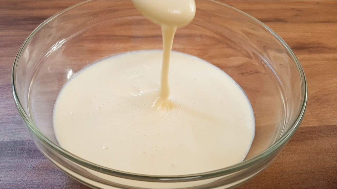 Видео как жить без сгущенки. Сгущенка домашняя рецепт. Сгущёнка в домашних условиях из молока и сахара. Фото варёного сгущеного молока в тарелке.